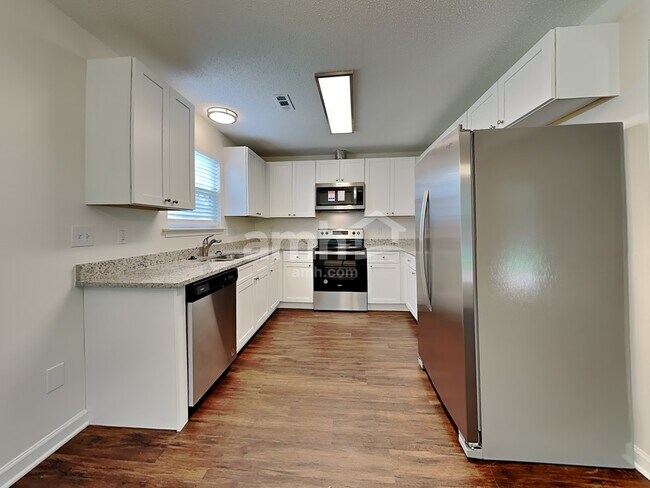 Foto del edificio - 595 River Glen Ct