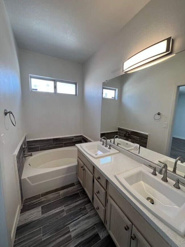 Building Photo - Single Story Home with 4 Bedrooms
