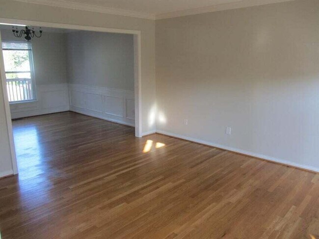 Foto del edificio - 537 Forest Hill Dr