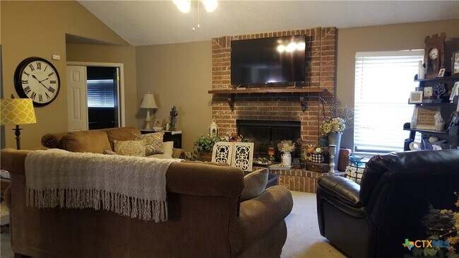 Foto del edificio - 329 Paisano St