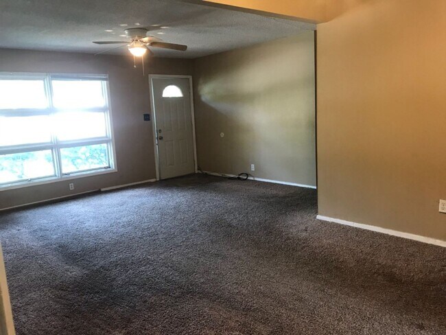 Foto del edificio - Nice, 4BR rancher with appliances, attached garage and fenced back yard.