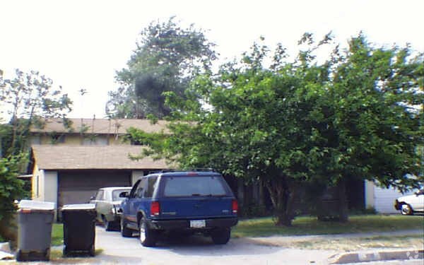 Primary Photo - 1011 Leorita St