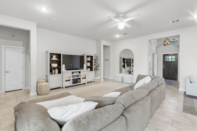 Building Photo - 823 Dreisam