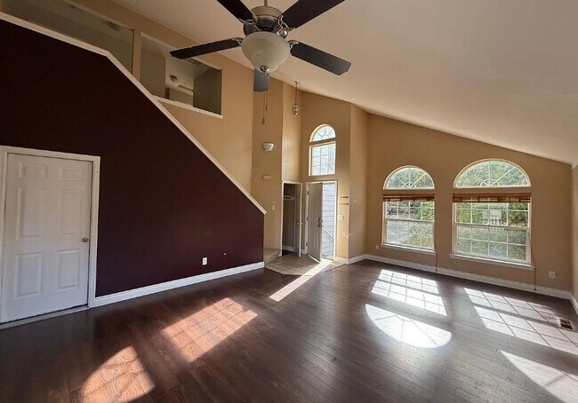 Building Photo - Large 6-Bedroom Home with a Fenced Yard, Pet Friendly!