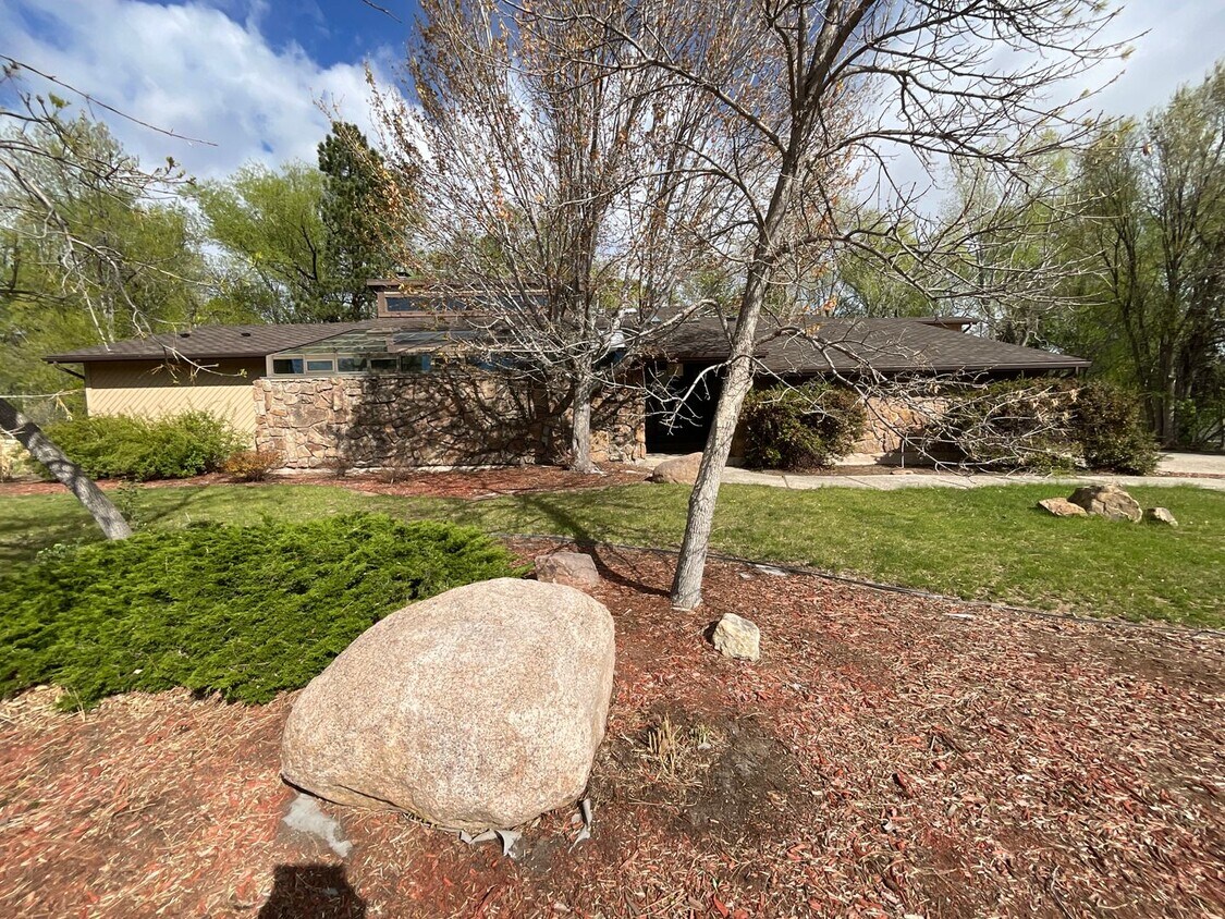 Primary Photo - 5 Bedroom Home Available Near W Cheyenne R...