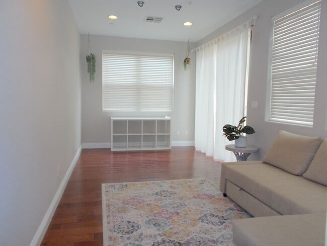Foto del edificio - Spacious 4 Bed / 5 Bath Two-Story Home wit...