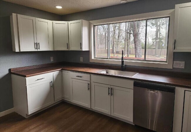 Building Photo - *LEASED* 4/3, 2644 sqft, 1/2 ac. lot, Home...
