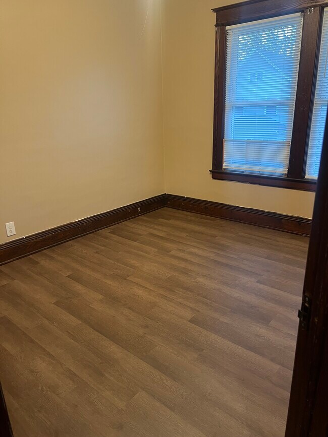 Building Photo - 83 Ravenwood Ave