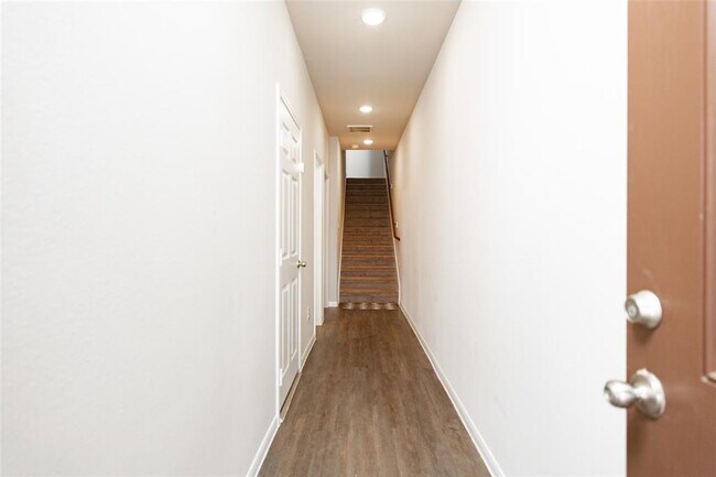 Building Photo - 3616 Vista Pointe Dr