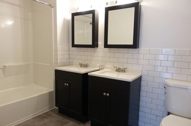 Cuarto de baño: pisos nuevos, azulejos estilo metro, 2 lavabos - 353 High St