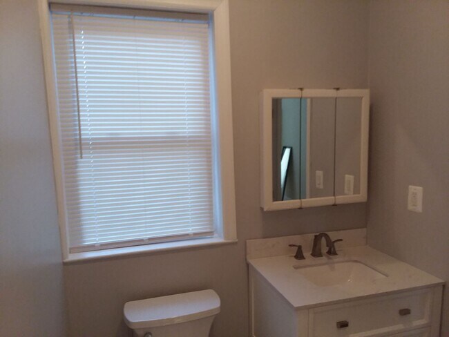 El baño completo 2 - 615 S Taney St