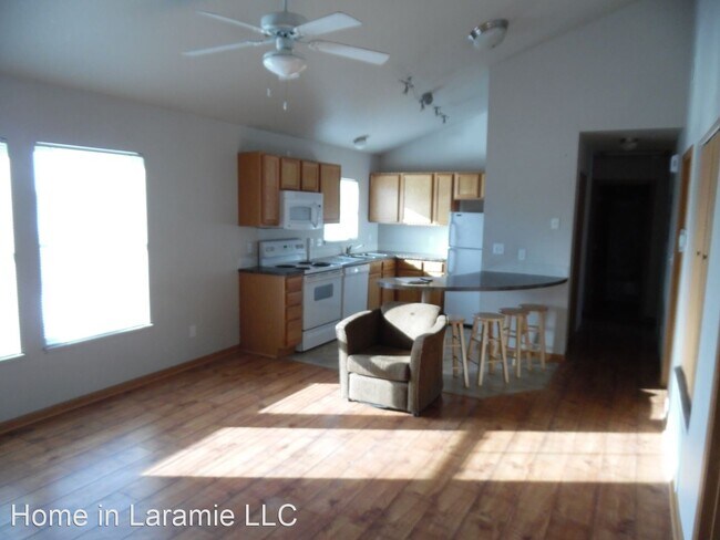 Building Photo - 4 br, 2 bath House - 647 Mitchell St. A2