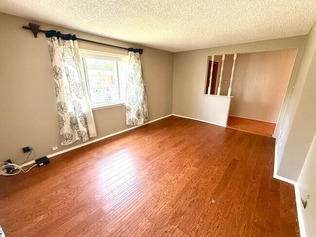 Foto del edificio - Charming 2-Bedroom Home with Flex Room & Gated Entry