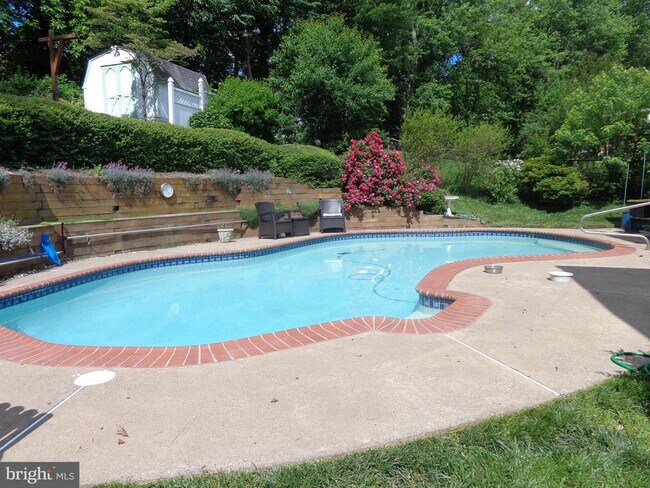 Foto del edificio - 7011 Hadlow Dr