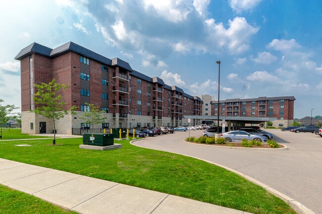 Photo du bâtiment - The Greens of Sally Creek Apartments