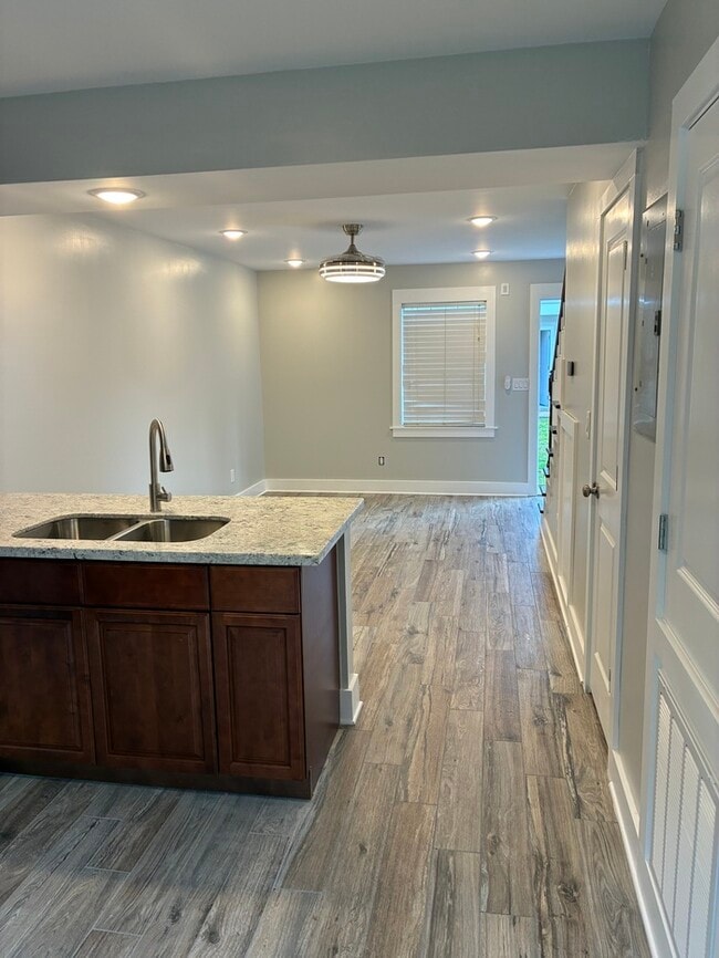 Building Photo - Beautiful 2/1.5 townhouse