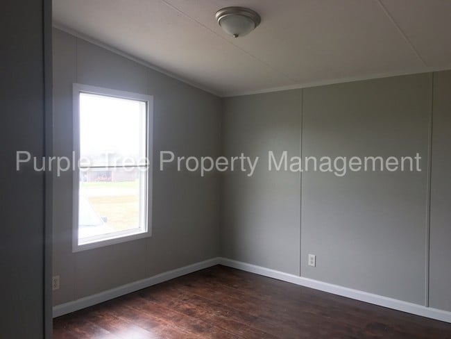 Building Photo - Newly Renovated & Spacious 3 Bedroom