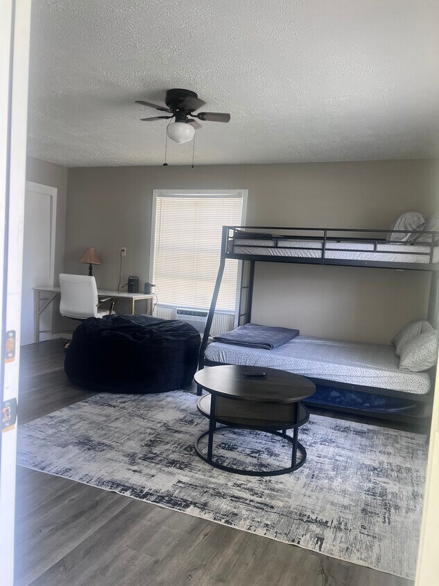 Foto principal - 4019 Garrow St