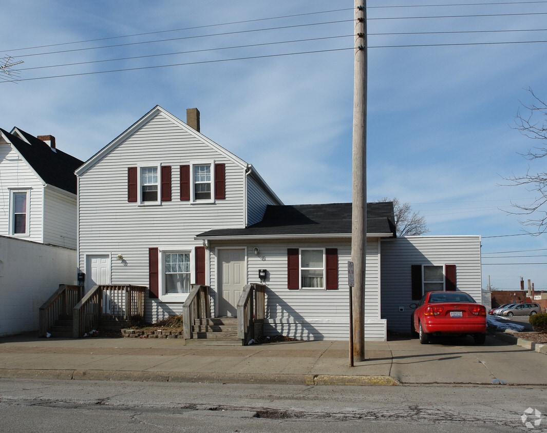 Primary Photo - 216 W 9th St