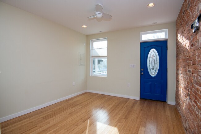 Building Photo - 1009 1/2 Lamont St NW-
