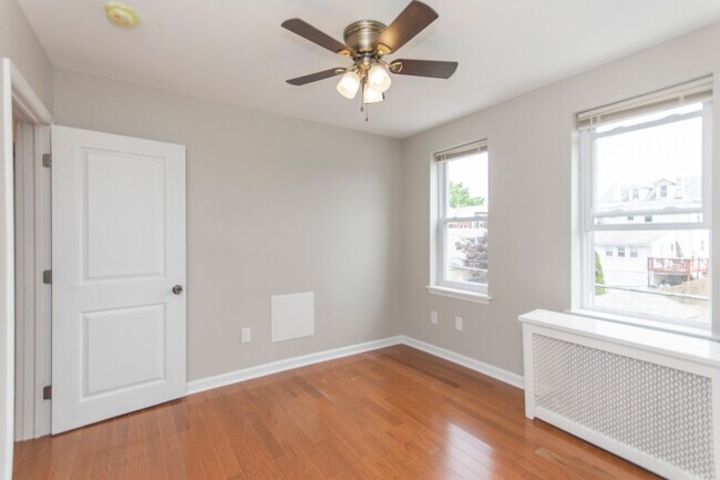 Building Photo - 1325 Saville Ave