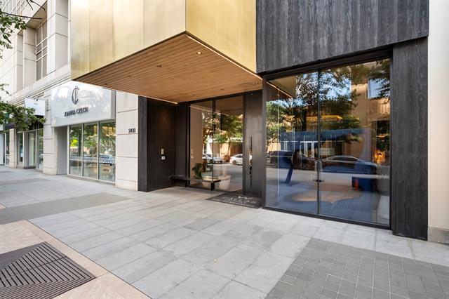 Foto del edificio - 2408 Victory Park Ln