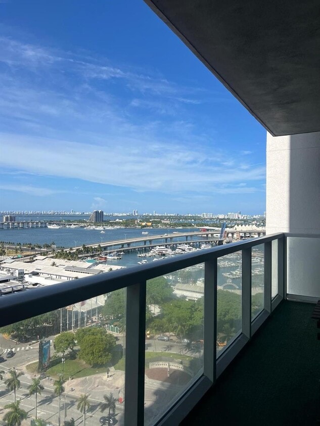Foto principal - 244 Biscayne Blvd