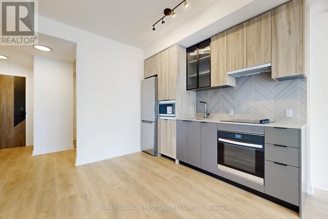 Building Photo - 1037 The Queensway