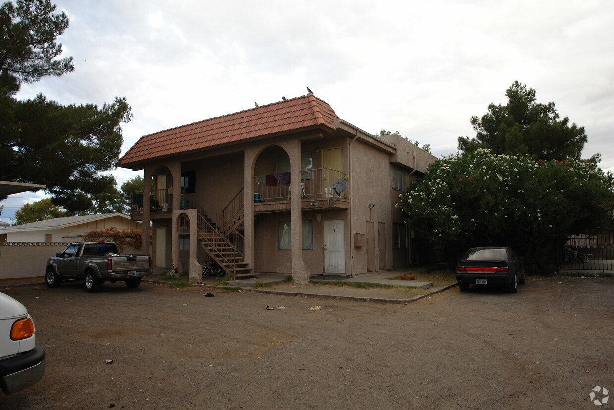 Foto principal - 4229 Stewart Ave