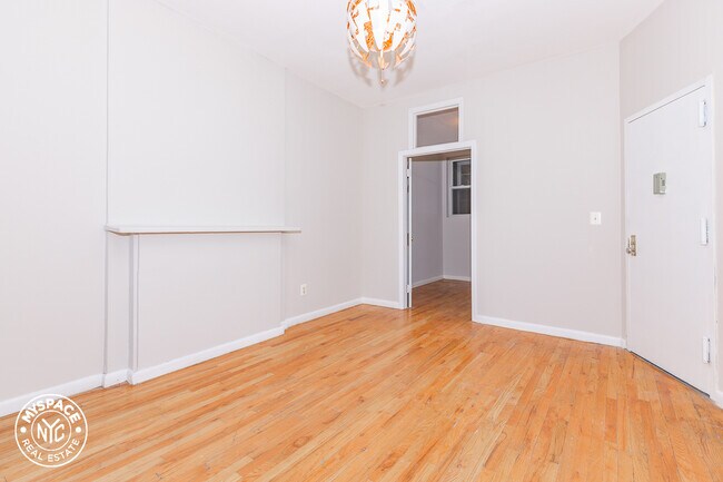 Building Photo - 876 Greene Ave