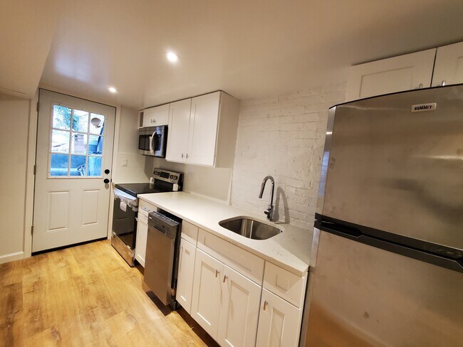 Kitchen - 1380 Park Plz