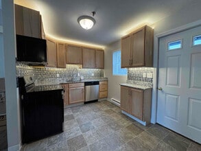 Building Photo - 3 Cook St