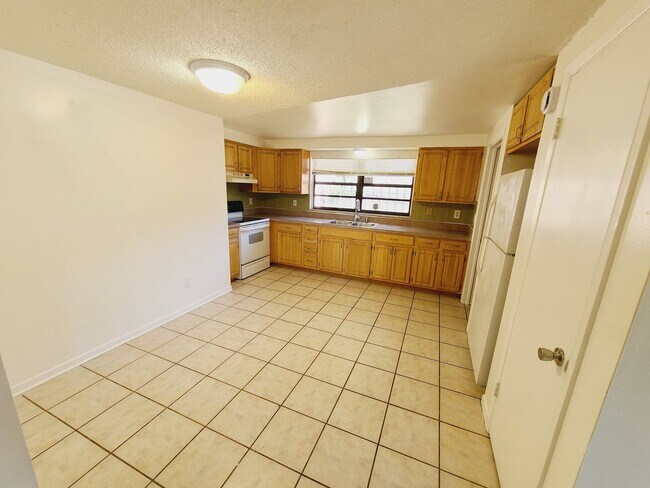 Foto del edificio - Charming Four Bedroom One Bathroom House p...