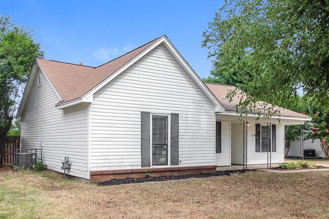 Building Photo - 2185 Longlane Dr