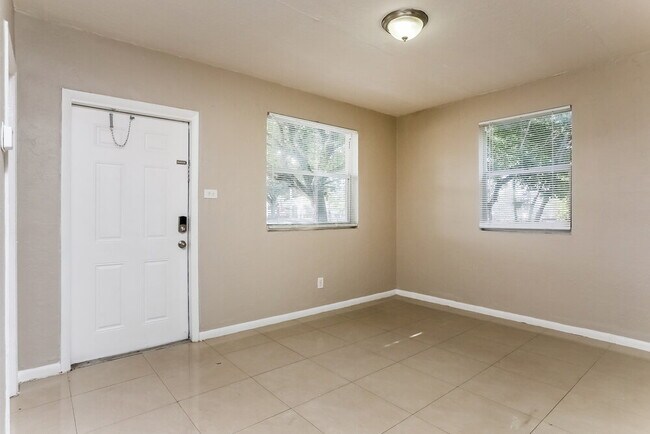 Building Photo - 2323 NW 12th Ct