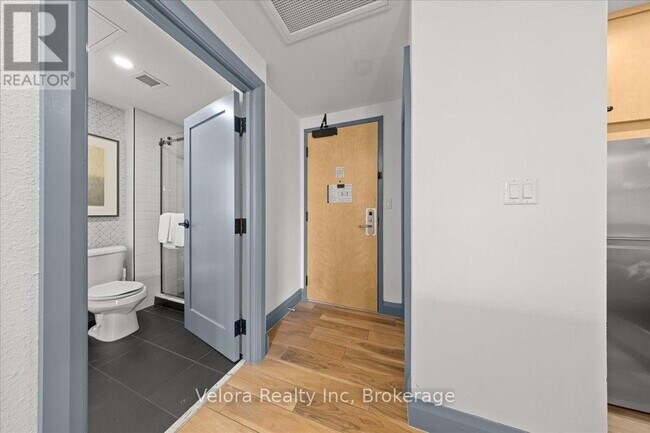 Building Photo - 161 Laurier Ave W