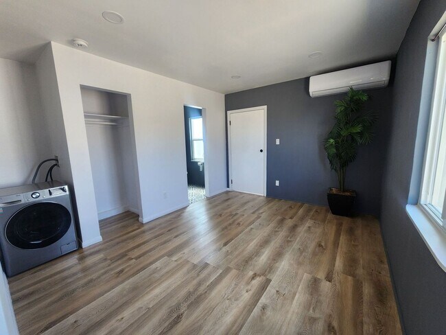 Foto del edificio - 6545 Pine Ave