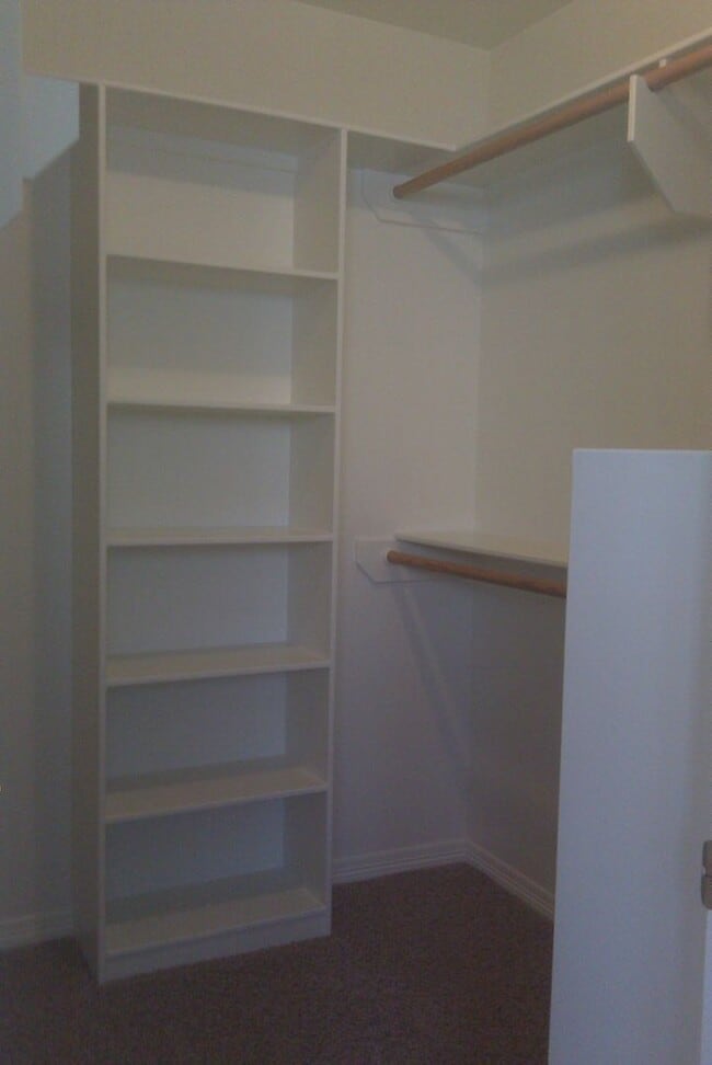 Foto del edificio - THREE BEDROOMS THREE BATHS, FENCED BACKYARD