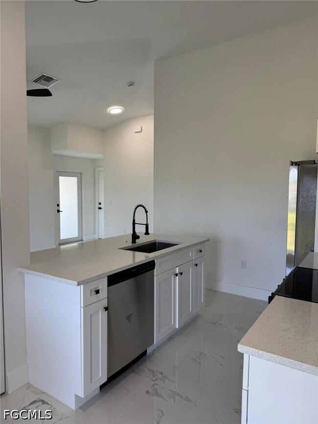 Foto del edificio - 4677 Golfview Blvd