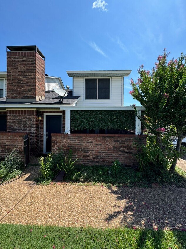 Primary Photo - Fully Furnished Gated Townhouse off Benton...