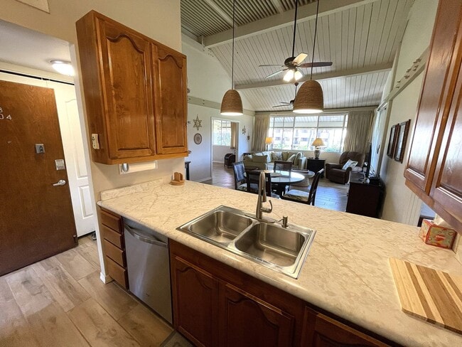 Foto del edificio - Step into the peaceful and lovingly cared-for 2-bedroom, 2-bath condo in Haleakala Shores — one o...