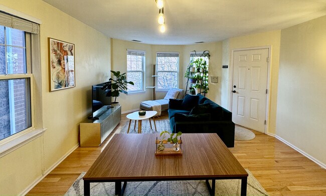 Building Photo - 639 W Elm St