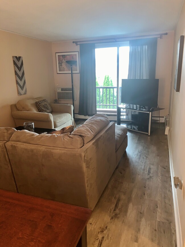 Building Photo - 140 Kenrick St