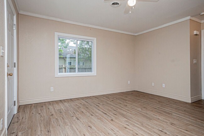 Foto del edificio - 613 W 11th St
