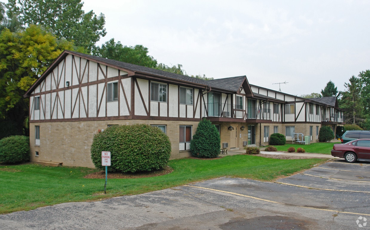 Indian Hills Apartments in Racine, WI