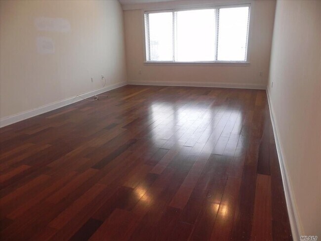 Building Photo - 171 Great Neck Rd