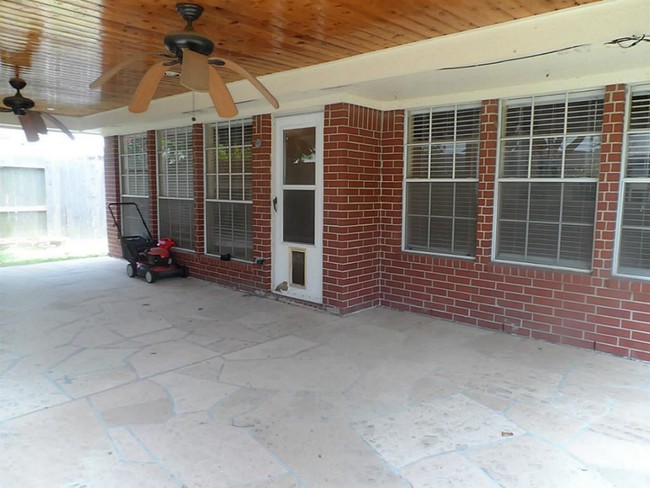 Building Photo - 3906 Oakwood Dr E