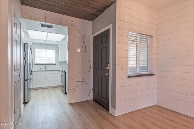 Foto del edificio - 9450 E Becker Ln