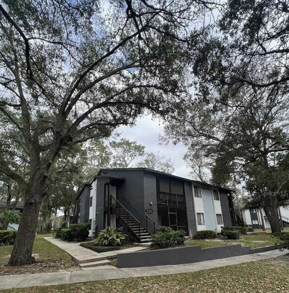 Building Photo - 220 Riverbend Dr