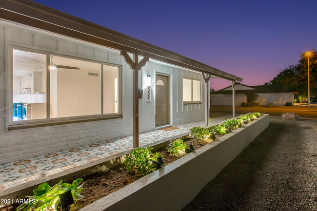 Foto del edificio - 8550 E Whitton Ave